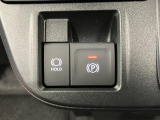 【電動パーキングブレーキ+オートブレーキホールド機能】 指先だけで簡単に操作が可能なパーキングブレーキ、スイッチを押すとブレーキペダルから足を離してもブレーキを保持できるオートブレーキホールド搭載。