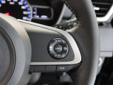 アダプティブクルーズコントロール機能付きです。走行中に先行車の様子を検知しながら、設定した車速の範囲内で先行車との距離のキープを支援します。詳細は販売店スタッフまでおたずねください。