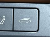 【パワーバックドア】スマートキーや運転席のボタンを押すだけでリアゲートが自動で開閉します!荷物を持っている時や、高い位置にあるバックドアを閉める際に便利な機能です♪