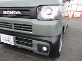 LEDヘッドライト&LEDフォグランプ搭載でしっかり明るく照らしてくれるので、夜間走行や不慣れな道でも安心です。