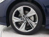 18インチアルミホイール(スパッタリング塗装/RS仕様専用)が装着されています。タイヤサイズ225/45R18
