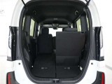 2列目シートは左右独立で倒すことができます。3人乗車状態でより多くの荷物を積むことができます。