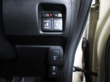 両側電動スライドドア。荷物で手が塞がる時など簡単にドアの開閉が出来ます。何より力いらずで開閉OK。女性やお年寄りにも優しい。電動機能はOFFにもできますから元気なお子様の駆け出しも安心。