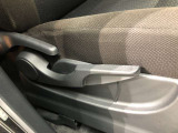 運転席シート座面は上下アジャスター付きです。お好みの位置に調整可能です。