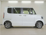 リアには左右スライドドアを採用。狭い駐車場でも開閉しやすく、強風の日でもドアが煽られにくくなっております。小さなお子さまやご年配の方も安心して乗り降りできます。