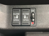 左右両側パワースライドドアが付いています。ワンタッチで簡単にお子様でも、お年寄りの方でも、開閉できますからとても便利です。キーレスや車内スイッチでも自動でドアの開閉ができます。