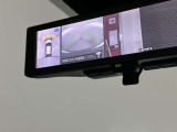 ルームミラーにクリヤーなカメラ映像で後方視界サポート!車両周囲安全確認にも役立つ、アラウンドビューモニター映像 スマート・ルームミラー装備!
