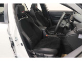 【運転席】ブラック基調のインテリアにハーフレザーシート(合皮/ファブリック※メーカー基準)。シートリフターで座面の高さを調整可能です。純正フロアマット付です。