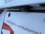 ●リアビューカメラ『入車経路を算出し、ガイドラインと補助線をディスプレイに表示します。同時にバンパーに内蔵のセンサーが障害物を感知し音で注意を促します。後方の死角も安心していただけます。』