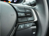 ◆アダプティブクルーズコントロール◆予め設定した車速内でクルマが自動的に加減速。前走車との適切な車間距離を維持しながら追従走行します。【LKAS】車線維持支援システムでステアリング操作を支援。