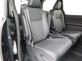 リアシートも厚く、長時間の移動もらくらくです!車種によってはラゲージスペースやトランクへのアクセスも可能!乗り心地・使い勝手共に充実です!!