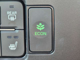 ワンタッチで省燃費走行をサポートするECONスイッチを装備。