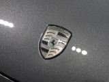 近年のターボモデルでは、専用のエレガントなダークシルバー系カラーである「ターボナイト」のクレストが採用されています。