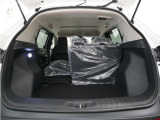 2列目シートは左右独立で倒すことができます。3人乗車状態でより多くの荷物を積むことができます。