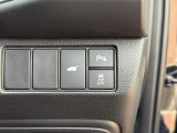 パーキングセンサーやパワーテールゲートの開閉、横滑りを防ぐVSA等のスイッチ類は運転席の右側、手の届きやすい位置にあります。