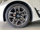 BMWの純正アロイホイールは軽量かつ強度にも優れているホイールで走行性能を引き上げる設計になっております。足元にもBMWは妥協がなくこだわっている個所になります。