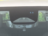 【ホンダセンシング】走行中に前方の車両等を認識し、衝突しそうな時は警報とブレーキで衝突回避と被害軽減をアシスト。より安全にドライブをお楽しみいただけます。