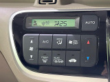 【オートエアコン】一度お好みの温度に設定すれば、車内の温度を検知し風量や温度を自動で調整。暑い&hellip;寒い&hellip;と何度もスイッチ操作をする必要はありません。快適な車内空間には必須の機能ですね♪