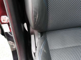 運転席シート右側擦れあります。