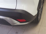 コーナーセンサーを車の前後に装備。障害物までの距離に応じて警告音を変えてお知らせ。縦列駐車時や駐車場・車庫などでの取り回しをサポートします。詳細は販売店スタッフまでおたずねください。