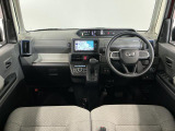 【インパネ】運転のしやすさを最優先に設計された見晴らしの良いフロントビュー。車両間隔が掴みやすく狭い道でも安心♪「安全」と「品質」を最優先に、安心してお乗りいただけるクルマを提供いたします。