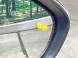 【ブラインドスポットモニター】走行中、ドアミラーの死角になりやすい箇所に後続車が接近するとサイドミラーのレンズに警告を表示!ドライバーに注意喚起をしてくれます。