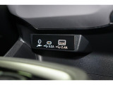 小物の収納に便利なセンタートレイには携帯等のデバイスの充電可能なUSB出力電源付です。
