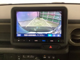 後方確認はお任せ! リアカメラ装備でバック駐車をサポートします。