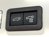 【パワーバックドア】スマートキーや運転席のボタンを押すだけでリアゲートが自動で開閉します!荷物を持っている時や、高い位置にあるバックドアを閉める際に便利な機能です♪
