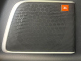【JBLサウンドシステム】メーカーオプションの高品位サウンドシステムを搭載。専用のチューニングが施された大小様々なスピーカーから良質なサウンドが奏でられ、臨場感あふれる音響空間を演出します。