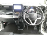 運転席からの視界はこんな感じです☆お気軽にご来店いただき、実際に座って是非お確かめください。ドライバーに寄り添う快適な操作フィールをもたらすステアリングです。