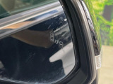【ブラインドスポットモニター】走行中、ドアミラーの死角になりやすい箇所に後続車が接近するとサイドミラーのレンズに警告を表示!ドライバーに注意喚起をしてくれます。