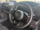 【ステアリングスイッチ】が付いており運転中に前方から目線をそらすことなくオーディオ等の操作が可能なので安心・快適にカーライフをお楽しみいただけます。