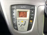 【オートエアコン】一度お好みの温度に設定すれば、車内の温度を検知し風量や温度を自動で調整。暑い&hellip;寒い&hellip;と何度もスイッチ操作をする必要はありません。快適な車内空間には必須の機能ですね♪