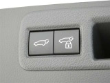 【電動バックドア】・・・スイッチひとつでバックドアを自動開閉できます。操作はスマートキー、室内コントロールスイッチ、バックドアのクローズスイッチで行えます。