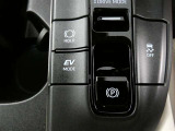 電動パーキングブレーキを搭載。スイッチ操作でパーキングブレーキを作動・解除することができるので操作の力が不要です。