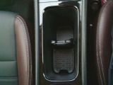 運転席と助手席の間にはドリンクホルダーがあります。