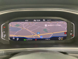 高解像度ディスプレイに速度計とタコメーターに加え、数種類のモードからお好みに合わせたグラフィックを表示できます。ナビゲーションモードでは左右のメーターが小さくなり、中央にマップを大きく表示します。
