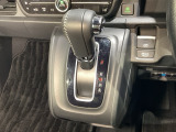 自然に手が届く距離に配置されたシフトレバー。