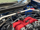 【STIタワーバー】お車の剛性を高めるタワーバーを装備。よりスムーズなコーナリング走行が可能となり、走りも楽しめます。