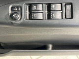 【電動格納ミラー】サイドミラーは電動格納式となっており、狭い駐車場でもキズがつくリスクを抑えられます。