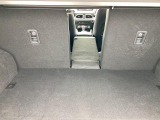 リアシートは分割で前方に倒れます。荷物に合わせてシートをアレンジできます。