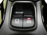 電動パーキングブレーキを搭載。スイッチ操作でパーキングブレーキを作動・解除することができるので操作の力が不要です。