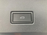 ドアハンドルの操作のみで作動する電動トランク。挟み込み防止機能により、より安全に動作します。