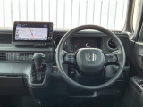 水平基調でスッキリとしたフロントビュー。広く見渡せて運転に安心をもたらします