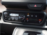 【オートエアコン】温度を設定すれば自動で快適な車内温度を保ちます。エアコン内部の高性能脱臭フィルターで車内のアレルゲンや花粉を除去。
