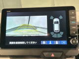 リバースギアに入れるだけで後方の表示へ切り替わります。夜間や雨の日の駐車も楽になりますよ。