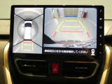 【パノラマモニター】パノラマモニター(全方位カメラ)を装備。車両を上空から見たような映像を表示し、駐車をサポートします。