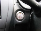 プッシュエンジンスターターです。車内にインテリジェントキーがあれば、キーを差し込まなくてもワンプッシュで、スムーズにエンジンのスタート/ストップが行えます。