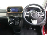 ☆シンプルながら機能性あふれる運転席周りです。 使いやすいスイッチ類の配置によりとても運転しやすいですよ。